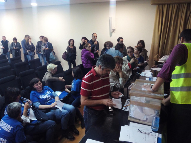 Trabajadores de la justicia votan en la asamblea de Vigo