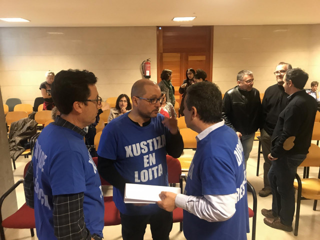 Sindicatos y trabajadores reunidos este lunes en los juzgados de Santiago