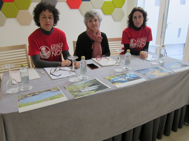 La plataforma registra una petición contra la mina de Touro