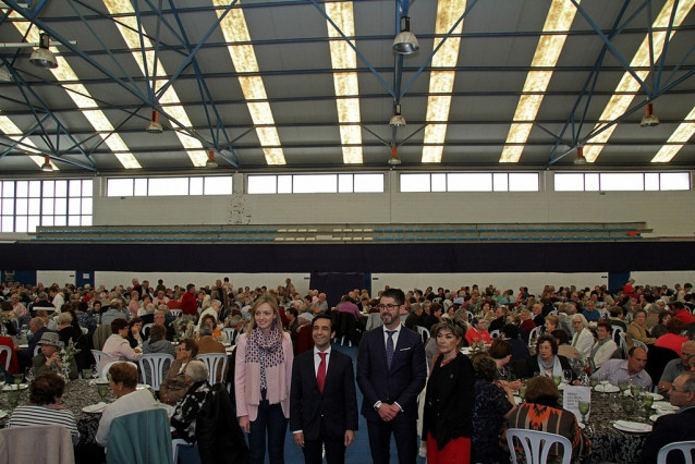 Comida mayores en Porto do Son con Rey Varela