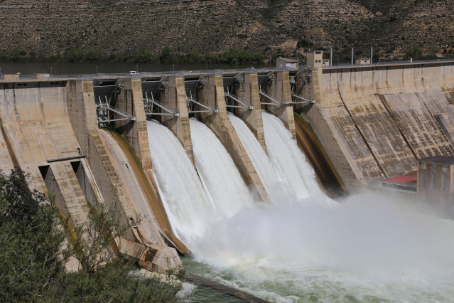 Embalse de Mequinenza desembalsando agua este mes de abril