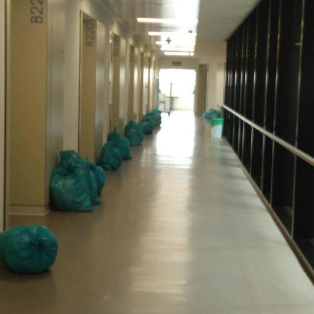 Las bolsas de ropa sucia se seguirán acumulando en el hospital de Vigo