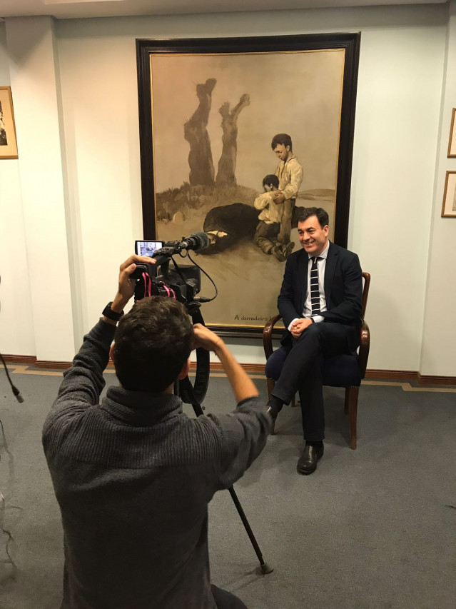 Román Rodríguez junto a 'A derradeira leición do mestre' de Castelao