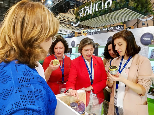 Visita de Rosa Quinta y Ángeles Vázquez a la feria Gourmets de Madrid