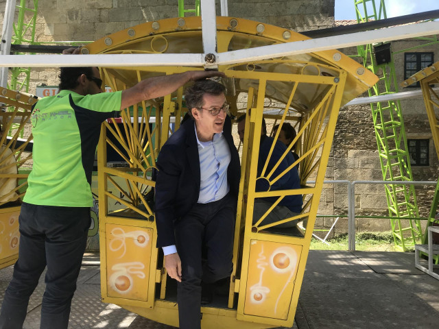 El presidente de la Xunta, Alberto Núñez Feijóo, baja de la noria en las fiestas