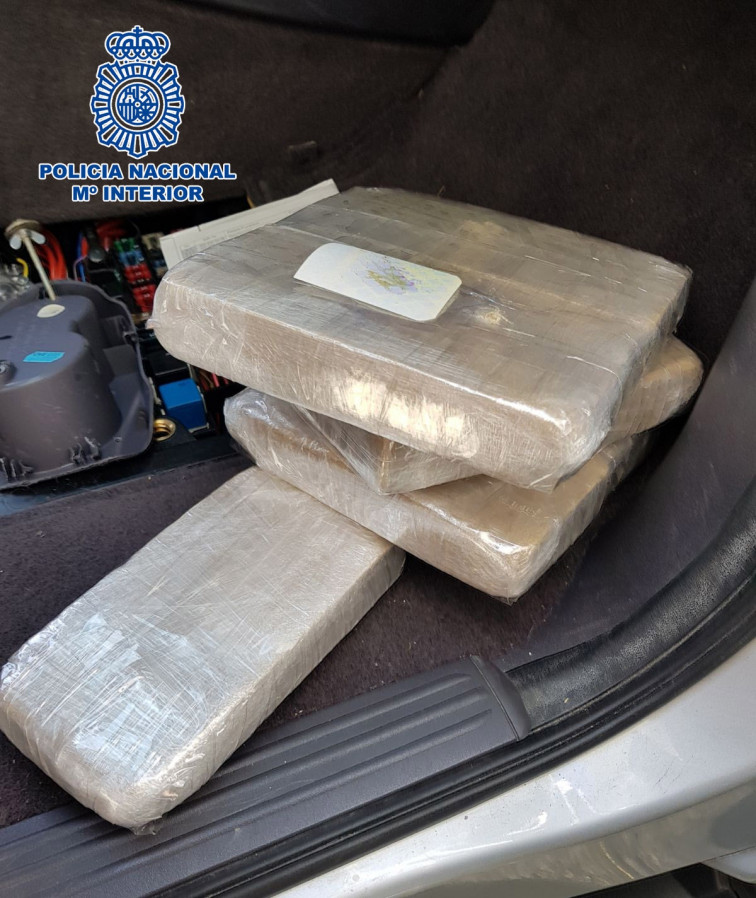 Incautan 35.000 dosis de heroína y piedras preciosas tras una persecución