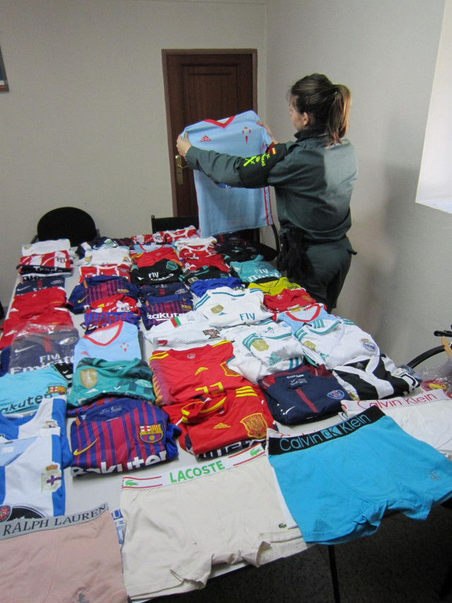 Ropa falsificada intervenida en Sanxenxo
