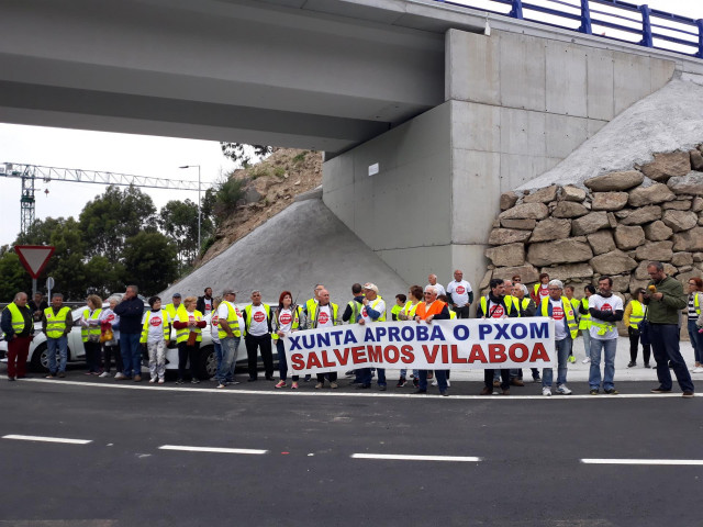 Vecinos de Vilaboa protestan en la inauguración de la autovía de O Morrazo