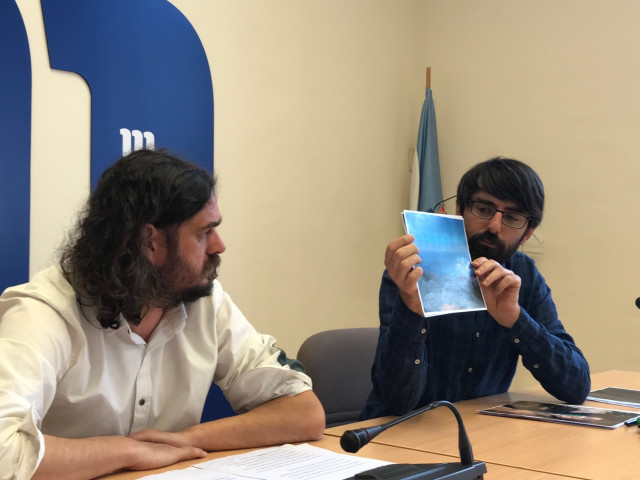 Antón Sánchez y Marcos Cal, de En Marea,  en rueda de prensa en el Parlamento