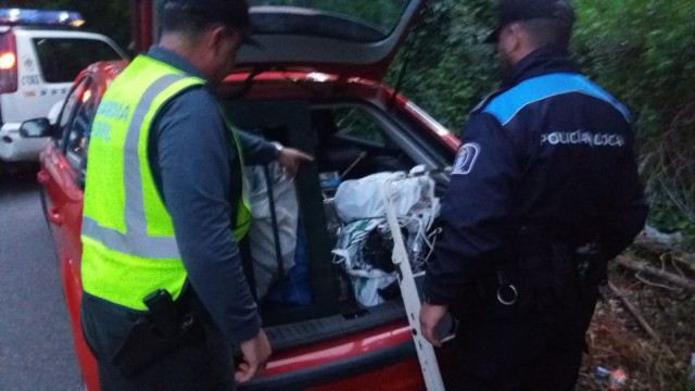 Agentes de la Guardia Civil inspeccionan un vehículo por un supuesto robo