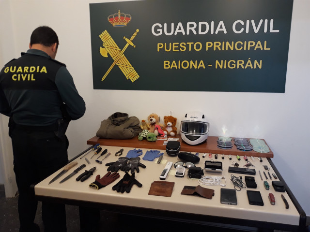 Efectos sustraídos por un varón en vehículos aparcados en Baiona