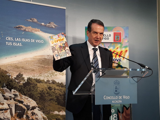 El alcalde de Vigo, Abel Caballero, presenta los campamentos urbanos municipales