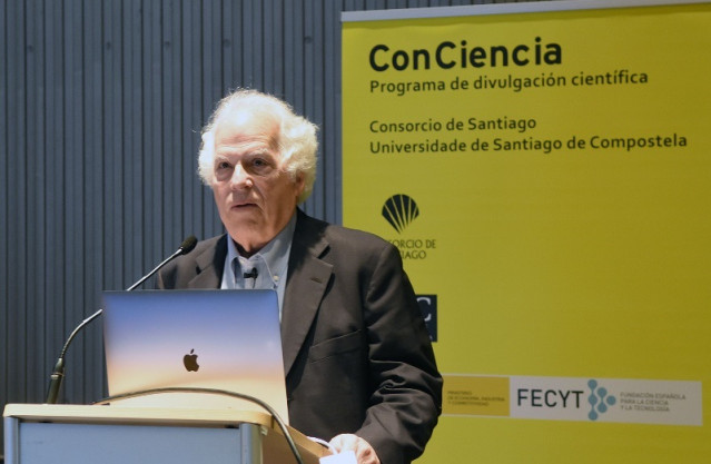 El Nobel de Medicina en 1997 Stanley Prusiner en una conferencia en Santiago