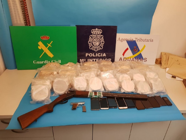 Sustancias y armas incautadas en el registro de los domicilios de los detenidos