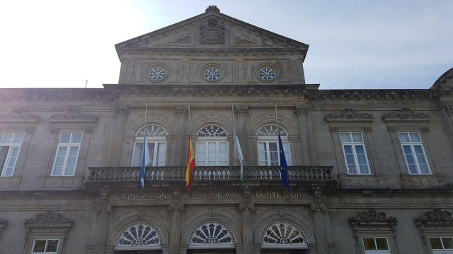 Banderas a media asta en la Diputación de Pontevedra por la explosión de Tui.