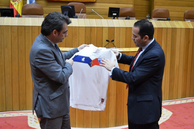 Un equipo de fúbtol brasileño visita el Parlamento gallego