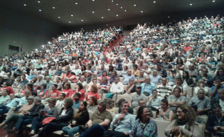 Abarrotado el auditorio de Vilagarcía en rechazo a la mina de Touro - O Pino