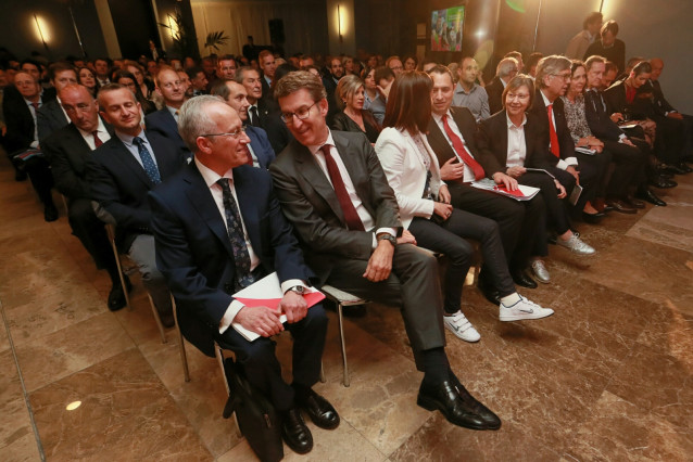 Feijóo asiste en A Coruña a un encuentro de la industria alimentaria.