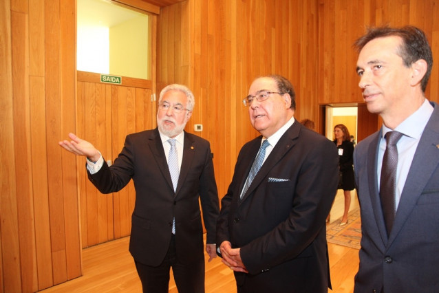 Miguel Santalices y Miguel Ángel Escotet en el Parlamento