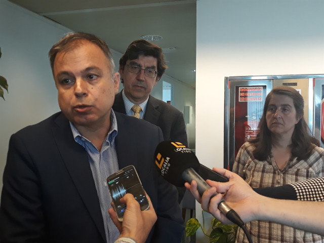 El director xeral do IGVS, Heriberto García, junto a López-Chaves y una vecina