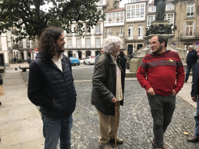 David Fernández, a la derecha, junto a Antón Sánchez y Xosé Manuel Beiras