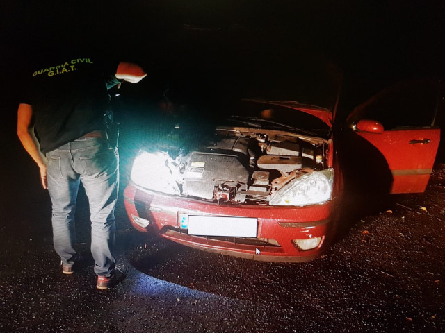 Vehículo que se dio a la fuga tras colisionar con otro en San Cibrao das Viñas