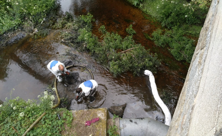 Comienzan los trabajos de descontaminación por 100.000 euros tras un vertido en el río Barbaña