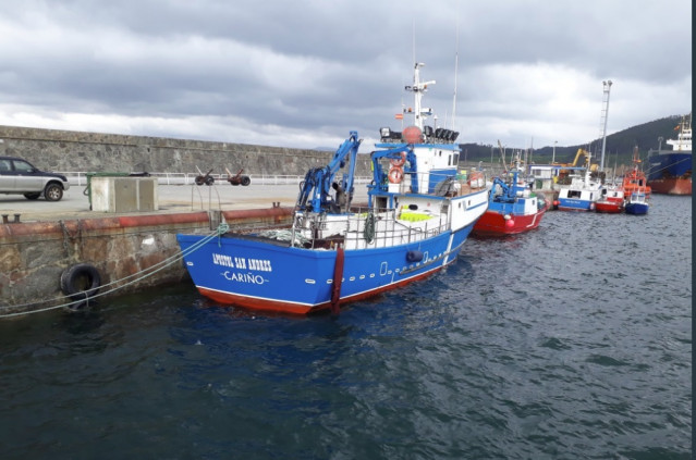 Buque remolcado por Salvamento Marítimo a Cariño