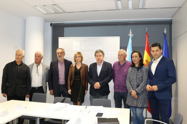 Foto de familia en la firma del convenio entre Terras de Pontevedra y Turismo