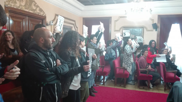 Pleno del ayuntamiento de Lugo interrumpido por una plataforma