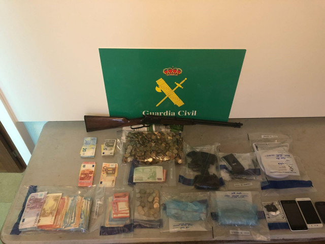 Detenido en Verín un presunto traficante de drogas que tenía dos armas en su cas