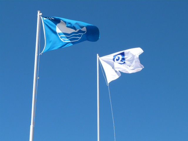 La bandera azul y la de 'Q de calidad' en Matalascañas (Huelva).