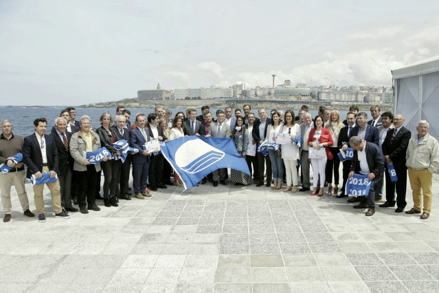 El presidente de la Xunta en la entrega de banderas azules en A Coruña.