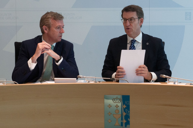 Feijóo preside el Consello de la Xunta, junto al vicepresidente, Alfonso Rueda