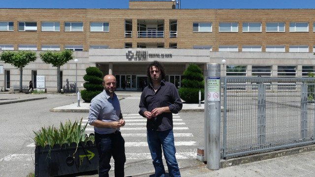 Luís Villares y el diputado Davide Rodríguez en el hospital de Verín