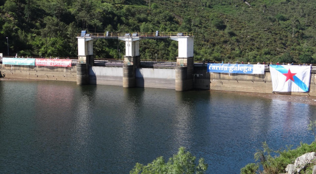 Acto simbólico del BNG en el embalse Barrié de la Maza