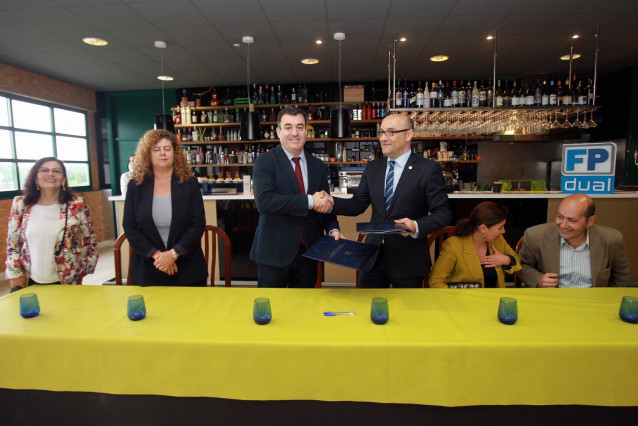 Firma del acuerdo entre la Xunta y OCA Hoteles