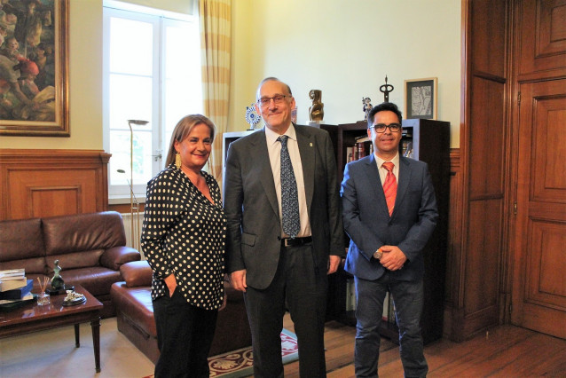 Carmela Silva recibe al nuevo rector de la Universidade de Vigo.