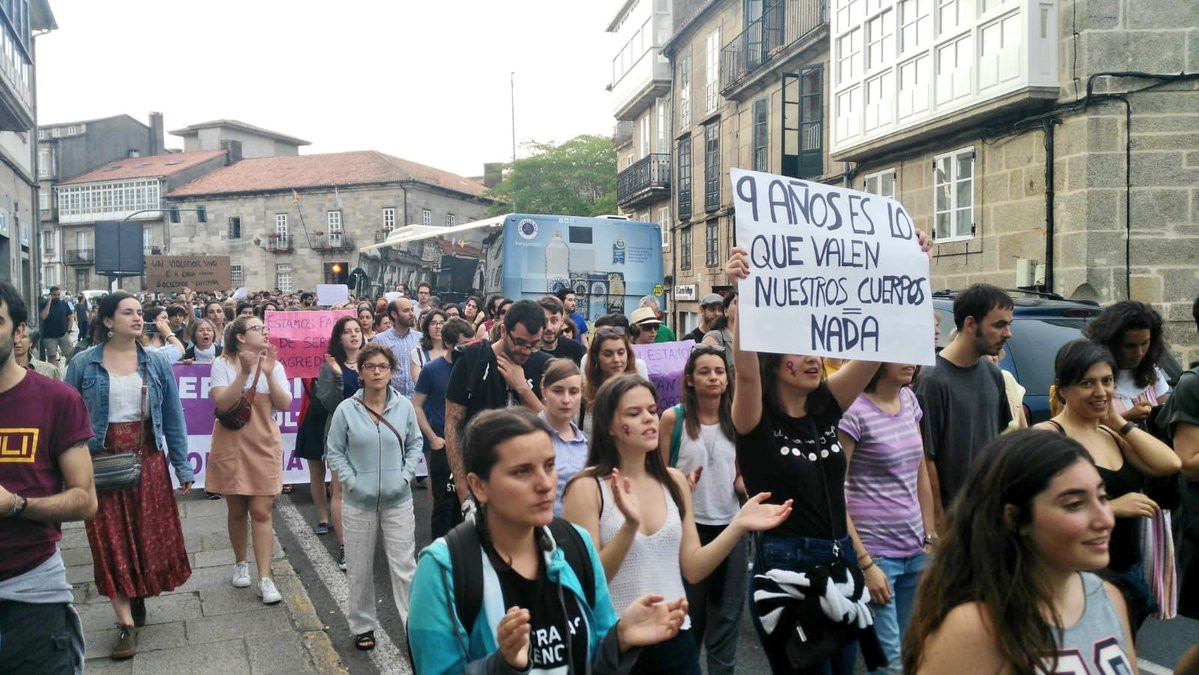 Protesta manada Santiago foto de Galizacontrainfo cartel