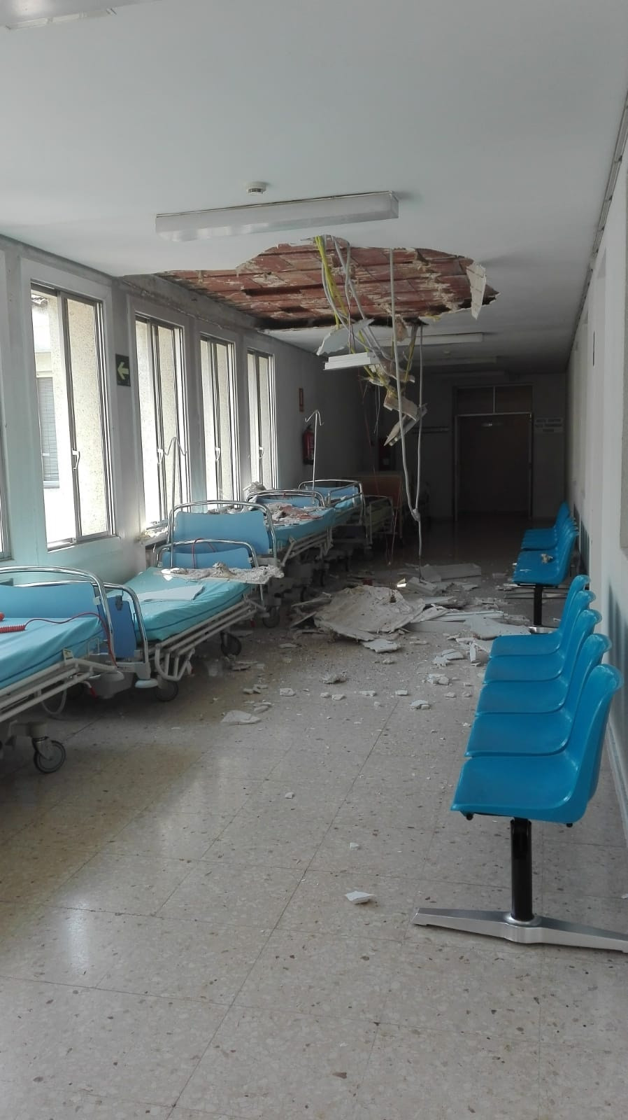 Derrumbe del techo de un pasillo en el Hospital Gil Casares de Santiago.