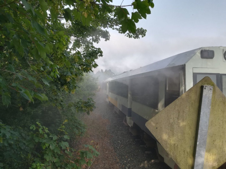 Incendio en un vagón de un tren con dos pasajeros dentro
