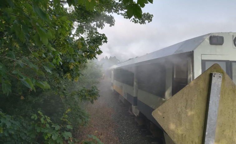 Incendio en un vagón de un tren con dos pasajeros dentro