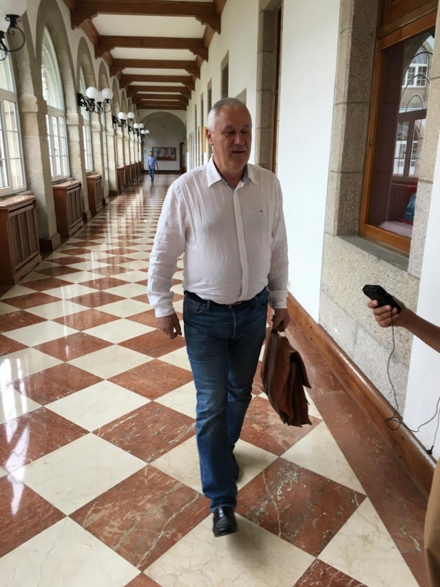 Manuel Martínez a su llegada al pleno de la Diputación de Lugo