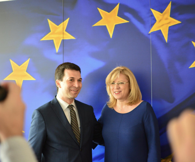 Gonzalo Caballero en Bruselas con la comisaria de Política Regional