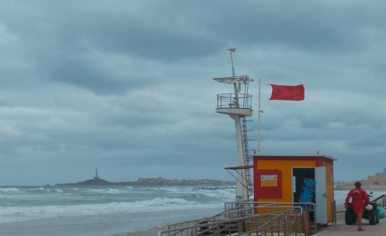 La bandera roja sigue ondeando en la playa de Barreiros por una 