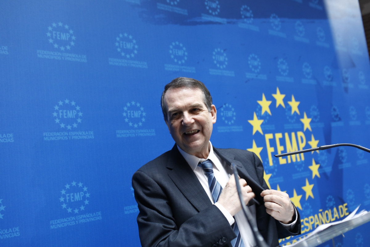 El presidente de la FEMP,  Abel Caballero, en una cumbre con los alcaldes