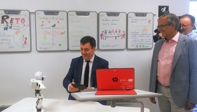 Román Rodríguez probando una de las innovaciones robóticas del CAFI.