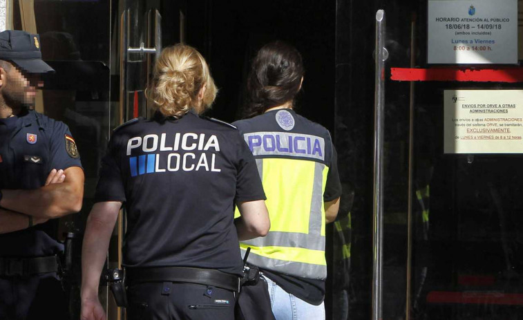 La Policía registró el despacho del jefe de los parques de bomberos de la Xunta, quien dice estar 
