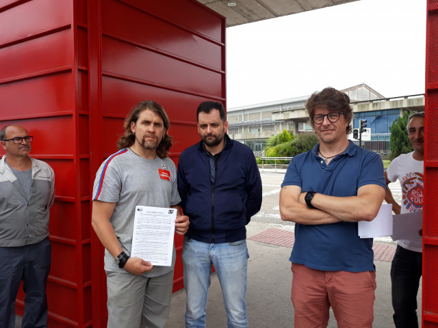 Afiliados de la CUT en PSA ofrecen declaraciones a los medios