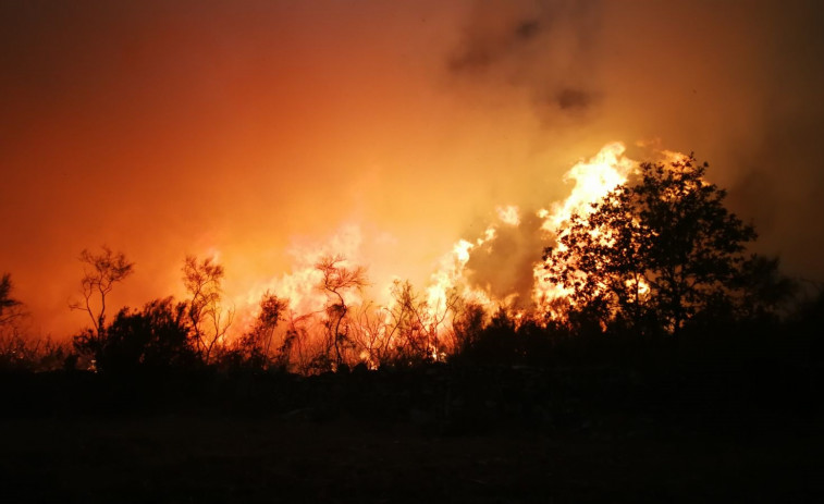 Continúan activos los incendios del parque de O Invernadoiro desde el miércoles